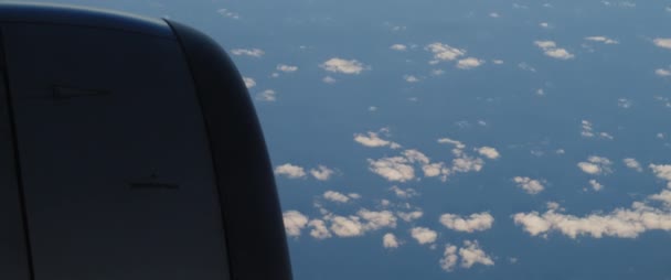 美しい空と雲の空中ビュー 飛行機の窓から見る 旅のコンセプト スローモーション Bmpcc — ストック動画
