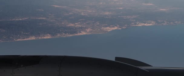 Vista Aerea Sul Mare Una Striscia Costiera Vista Dal Finestrino — Video Stock