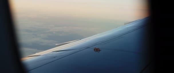 Вид Крила Літака Заході Сонця Під Час Польоту Вид Через — стокове відео