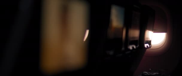 Pohled Multimediální Obrazovky Uvnitř Kabiny Letadla Při Západu Slunce Napůl — Stock video