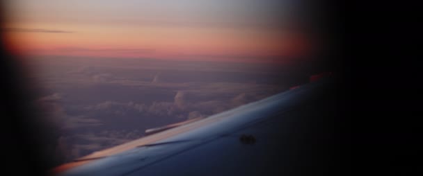 Vista Uma Asa Avião Pôr Sol Durante Voo Vista Através — Vídeo de Stock