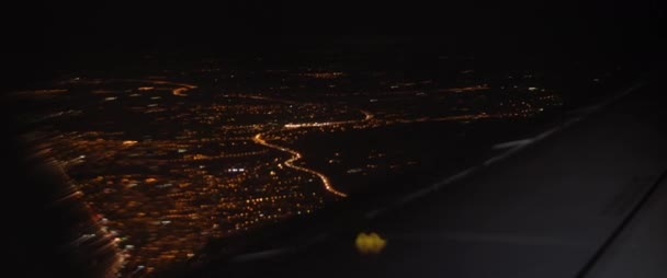Luchtfoto Van Stad Vanuit Het Vliegtuig Venster Nachts Vliegtuig Dat — Stockvideo