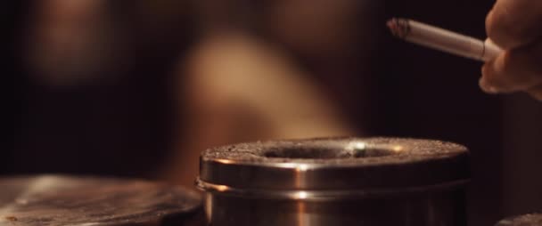 女人把香烟的灰扔进烟灰缸 一缕美丽的烟雾 不健康的概念 慢动作 Bmpcc — 图库视频影像