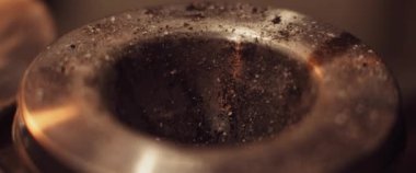 Bir insan kül tablasına sigara külleri atar. Sigara içmek, sağlıksız bir kavram. Yaklaş, Yavaş Hareket, Kısık Dof, BMPCC 4K. 