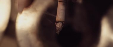 Kadın kül tablasına sigara külleri atıyor. Güzel bir duman perdesi. Sigara içmek, sağlıksız bir kavram. KAPALI KAPALI, Yavaş Hareket, SHALLOW Dof, BMPCC 4K. 
