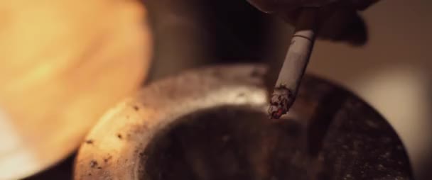 Женщина Бросает Пепел Сигаретой Пепельницу Курение Нездоровая Концепция Close Slow — стоковое видео