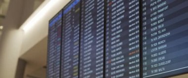 Havaalanı terminalinde uçuş bilgileri değişen uçuş çizelgesi. Ağır çekim, BMPCC 4K