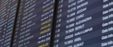 Havaalanı terminalinde iptal edilen uçuş bilgileriyle uçuş çizelgesini kapat. Ağır çekim, BMPCC 4K