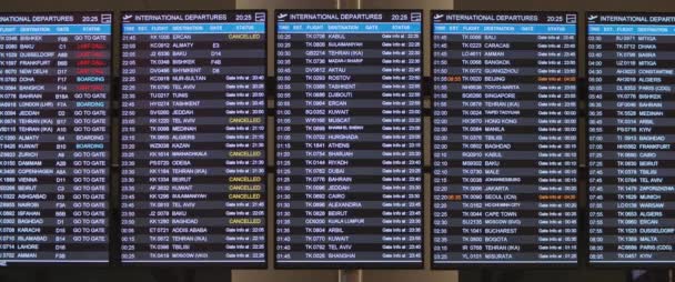 Vluchtinformatie Weergegeven Istanbul Airport Vertrekbord Stabiel Breed Schot Langzame Beweging — Stockvideo