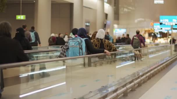 Multidão Muçulmana Caminhando Uma Passarela Rolante Terminal Aeroporto Movimento Lento — Vídeo de Stock