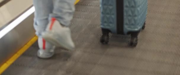 スーツケース付きの空港ターミナルのエスカレーターの歩道を歩く人 スローモーション Bmpcc — ストック動画