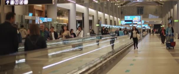 Istanbul Turkey Dec 2019 People Walking Horizontal Walkway Istanbul Airport — Stock Video