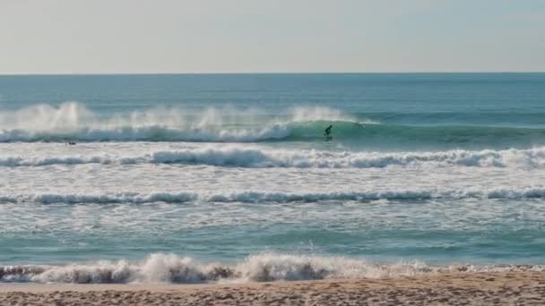 Surfista Captura Las Olas Azules Del Océano Atlántico Hermoso Día — Vídeos de Stock