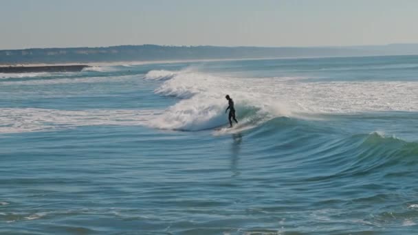 Surfista Parado Una Ola Azul Mientras Practica Surf Océano Atlántico — Vídeo de stock
