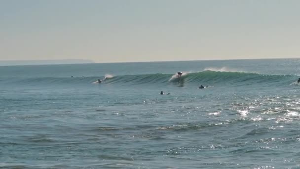 Surfer Die Een Grote Golf Van Atlantische Oceaan Vangt Een — Stockvideo