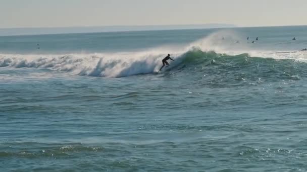 Surfer Złapać Niebieskie Fale Oceanu Atlantyckiego Piękny Słoneczny Dzień Surfing — Wideo stockowe