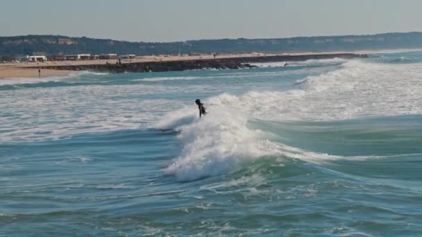 リスボンビーチの近くをサーフィンしながら大西洋の海に落ちるサーファー 冒険のライフスタイルをサーフィン スローモーション Bmpcc — ストック動画