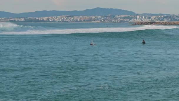 Gente Nadando Tablas Surf Océano Cerca Costa Lisboa Portugal Cámara — Vídeo de stock