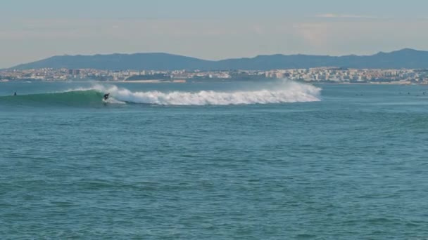 Серфер Ловить Хвилі Атлантичному Океані Біля Лісабонського Узбережжя Португалія Повільний — стокове відео