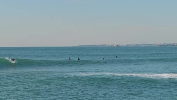 Surfista Femenina Cogiendo Una Gran Ola Azul Del Océano Atlántico — Vídeos de Stock