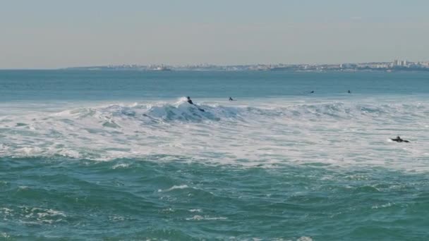 Mensen Surfen Oceaan Bij Kust Van Lissabon Portugal Langzame Beweging — Stockvideo