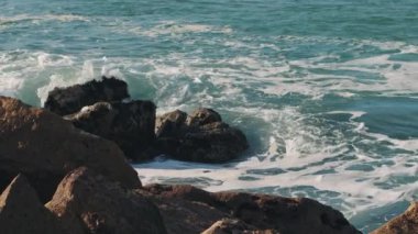 Atlantik Okyanusu 'ndaki tehlikeli kayaların üzerinden okyanus dalgaları kırılıyor. Yavaş çekim, kapat, BMPCC 4K