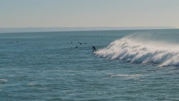 Surfista Montando Olas Azules Del Océano Atlántico Hermoso Día Soleado — Vídeos de Stock