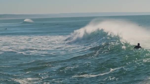 Grote Spetterende Oceaangolf Stroomt Naar Kust Terwijl Mensen Surfen Een — Stockvideo