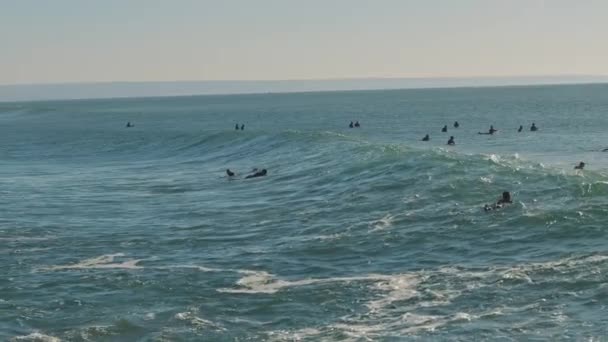 Personas Nadando Océano Atlántico Hermoso Día Soleado Cámara Lenta Bmpcc — Vídeos de Stock