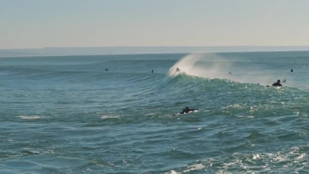 Folk Surfar Atlanten Vacker Solig Dag Långsamma Rörelser Bmpcc — Stockvideo
