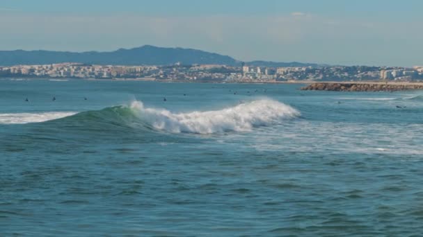 Gente Nadando Tablas Surf Océano Cerca Costa Lisboa Portugal Cámara — Vídeo de stock