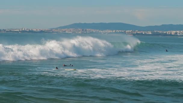 Люди Плавають Дошках Серфінгу Океані Біля Лісабонського Узбережжя Португалія Повільний — стокове відео