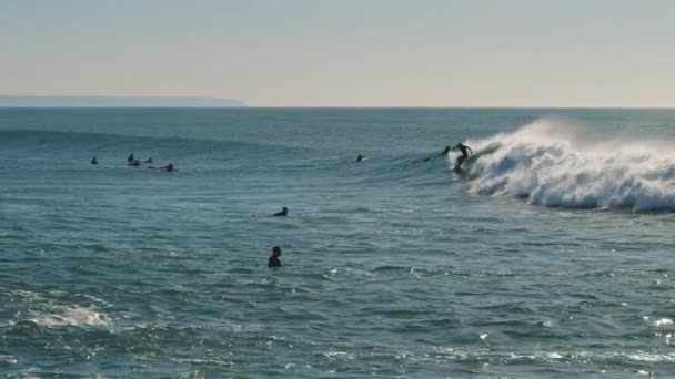 Gente Surfeando Océano Atlántico Hermoso Día Soleado Cámara Lenta Bmpcc — Vídeos de Stock