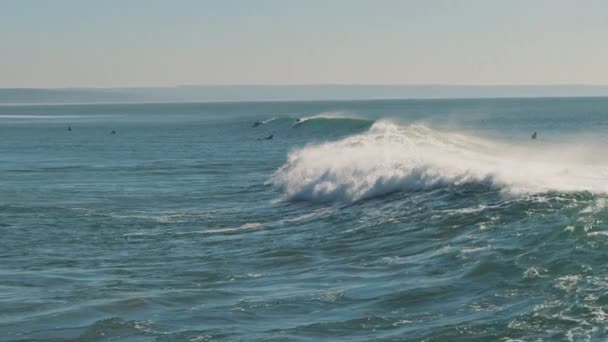 Grandes Salpicaduras Olas Oceánicas Precipitan Hacia Costa Mientras Gente Surfea — Vídeos de Stock