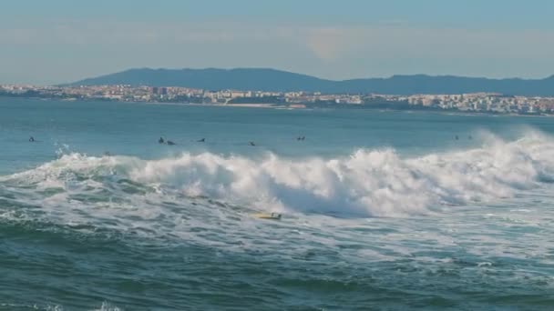 Gente Nadando Tablas Surf Océano Cerca Costa Lisboa Portugal Cámara — Vídeos de Stock