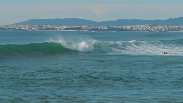 Emberek Szörfdeszkán Úsznak Óceánban Lisszaboni Part Közelében Portugáliában Lassított Felvétel — Stock videók