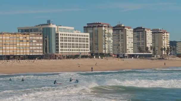 Menschen Schwimmen Der Nähe Des Strandes Seixal Lissabon Einem Sonnigen — Stockvideo