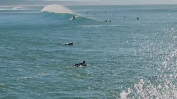 Grandes Olas Chapotean Mientras Gente Surfea Océano Atlántico Día Soleado — Vídeos de Stock