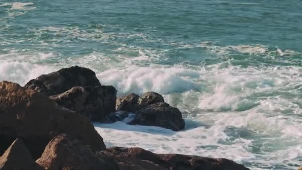 Valurile Oceanelor Sparg Peste Roci Periculoase Din Oceanul Atlantic Mișcare — Videoclip de stoc