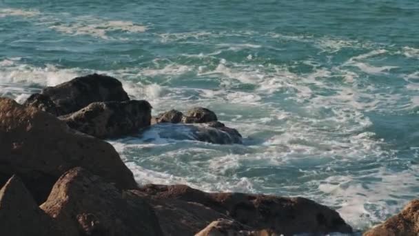 De puissantes vagues océaniques près de la côte dans l'océan Atlantique. Mouvement lent, gros plan, BMPCC 4K 