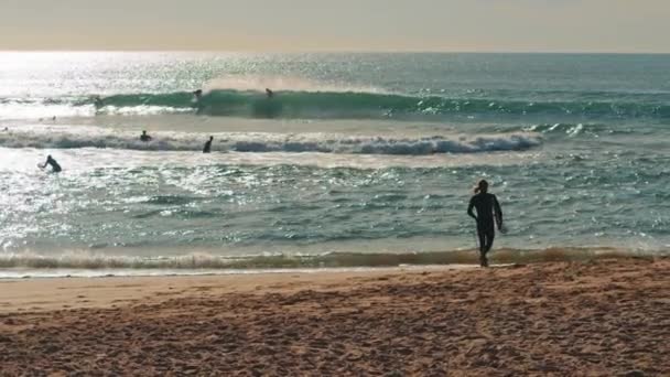 Surfer Πόδια Κάτω Από Την Παραλία Του Ατλαντικού Ωκεανού Σανίδα — Αρχείο Βίντεο