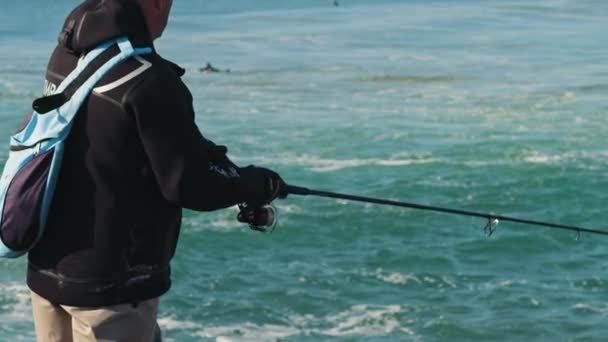 Lisbonne Portugal Déc 2019 Homme Adulte Pêchant Sur Côte Océan — Video