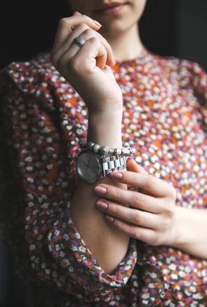 Menina elegante na blusa de impressão de flores, relógio, pulseira. Moda, estilo de vida, beleza, roupa . — Fotografia de Stock