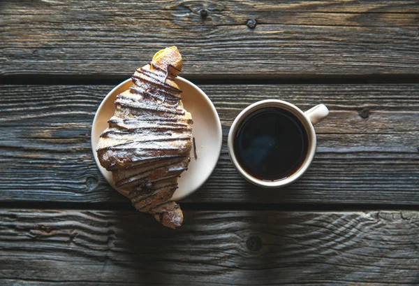 Koffiekopje met croissant voor het ontbijt. Voedsel, ochtend, snack — Stockfoto
