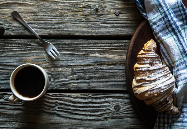 Tasse à café avec croissant pour le petit déjeuner. Nourriture, matin, goûter — Photo