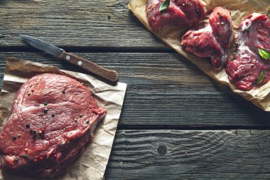 Baharat ahşap bir zemin üzerine taze et.