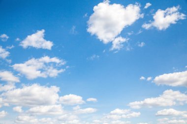 Gökyüzü bulutlu, gökyüzü bulutlu ve güneşli