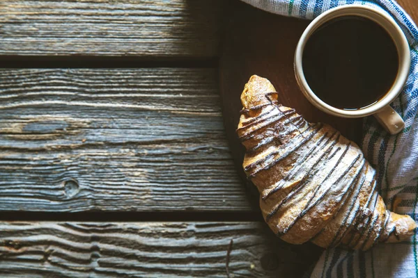 Kaffekopp med croissanter till frukost. Mat, morgon, mellanmål — Stockfoto