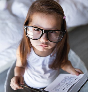 Okul öncesi kitap ve gözlük kızla. öğretim, öğrenci, eğitim
