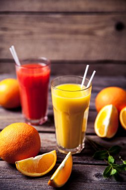 ahşap zemin üzerine nane, taze meyve ile bardak portakal suyu